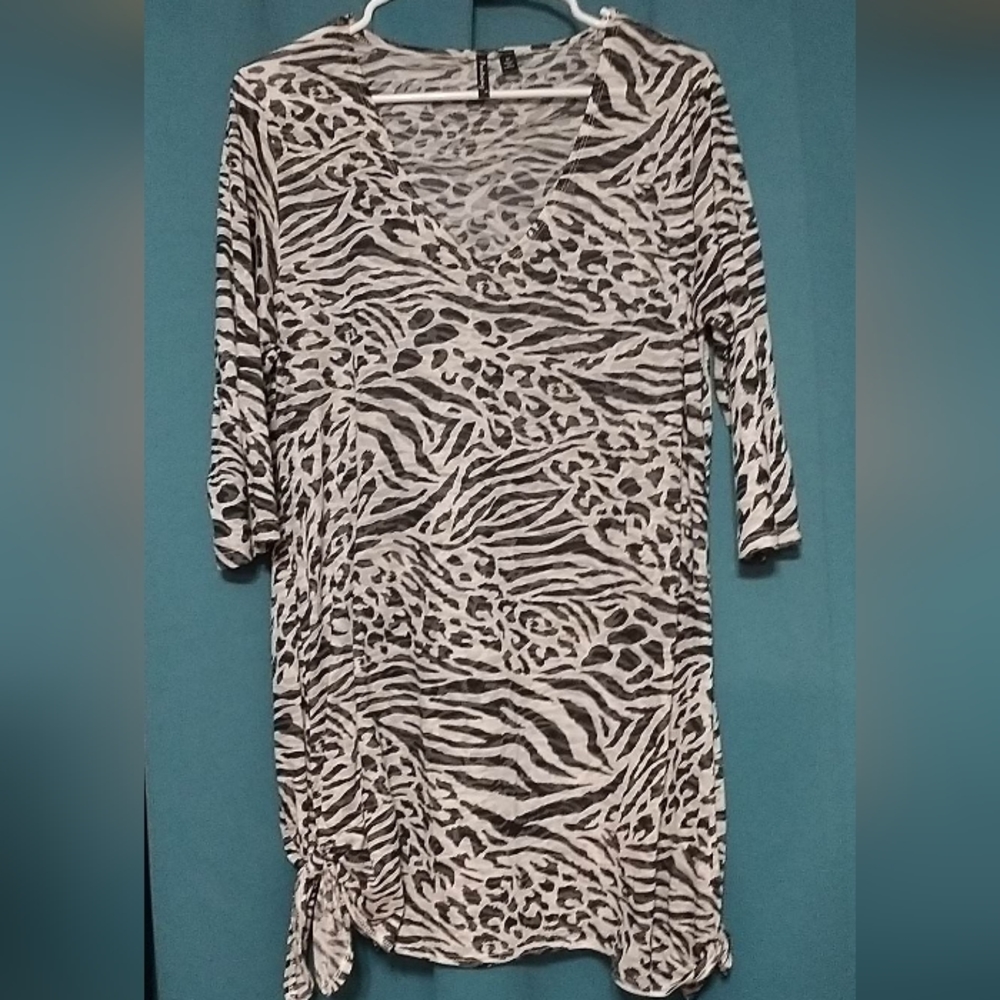 Portocruz Leopard Print short sleeve blouse. Size: M.